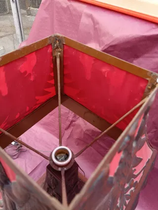 Lámpara antigua repujada en cuero