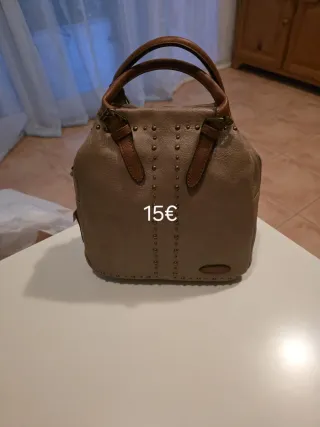 Bolso de mano beige y marrón con tachuelas