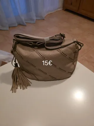 Bolso de mano beige y marrón con tachuelas
