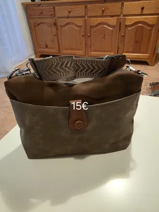Bolso de mano beige y marrón con tachuelas