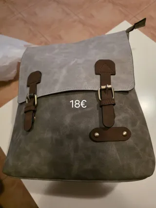 Bolso de mano beige y marrón con tachuelas