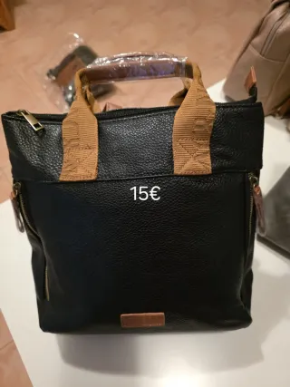 Bolso de mano beige y marrón con tachuelas