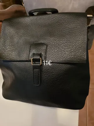 Bolso de mano beige y marrón con tachuelas