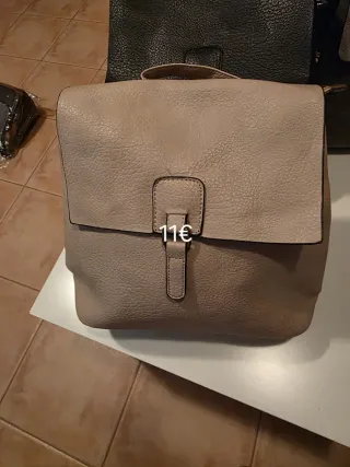 Bolso de mano beige y marrón con tachuelas