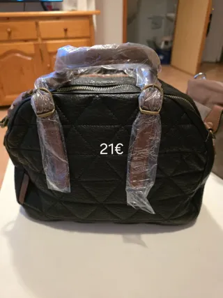 Bolso de mano beige y marrón con tachuelas