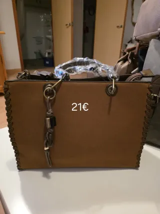 Bolso de mano beige y marrón con tachuelas