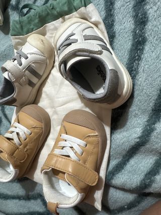 Zapatos para niño marrones y blancos talla 15 y 16