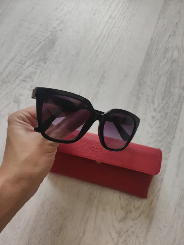 Gafas de sol Guess negras y rojas