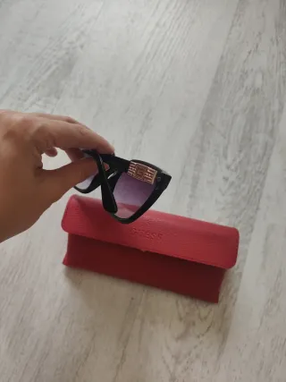Gafas de sol Guess negras y rojas