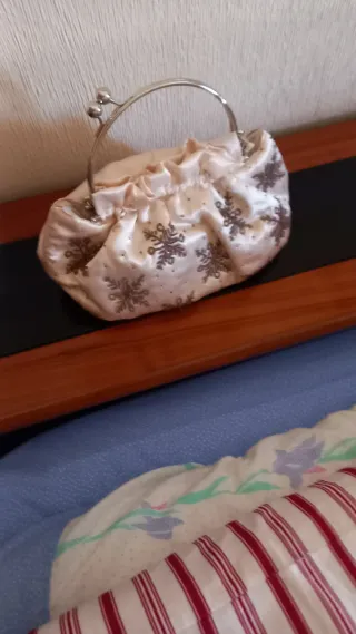 Bolso fiesta raso beige con pasamanería