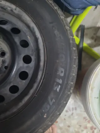 Buena rueda de respuesto completa.