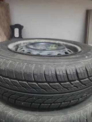 Buena rueda de respuesto completa.