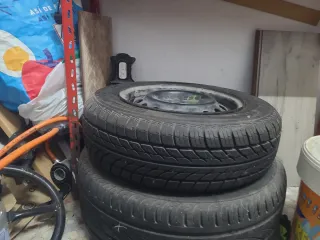 Buena rueda de respuesto completa.