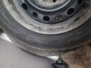 Buena rueda de respuesto completa.