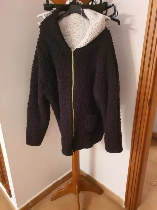 Abrigo reversible negro y beige