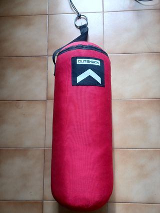 Saco de Boxeo con guantes