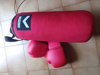 Saco de Boxeo con guantes