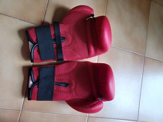 Saco de Boxeo con guantes