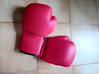 Saco de Boxeo con guantes