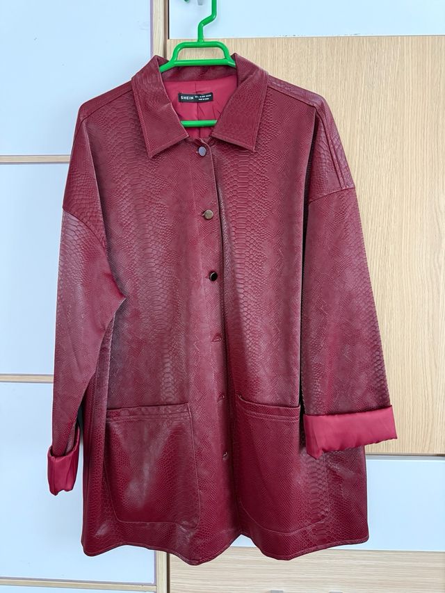 Sobrecamisa efecto piel burdeos