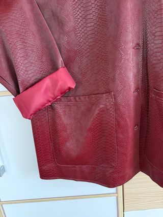 Sobrecamisa efecto piel burdeos