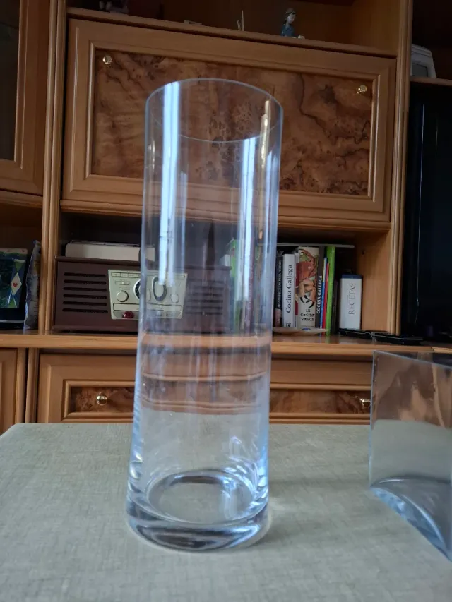 Jarrón de cristal cilíndrico alto