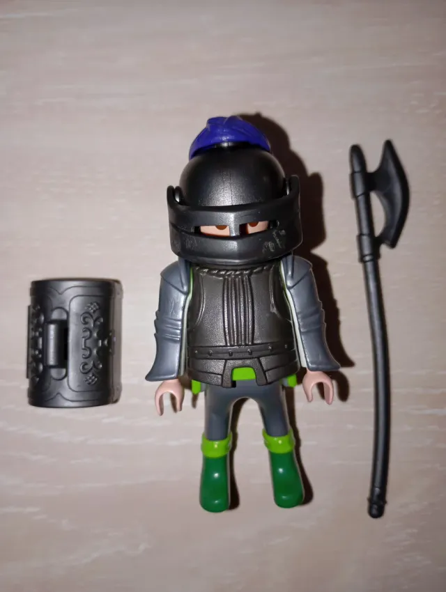 Playmobil Medieval Guerrero con Hacha y cofre