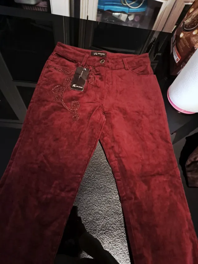 Pantalón de pana rojo burdeos con bordado