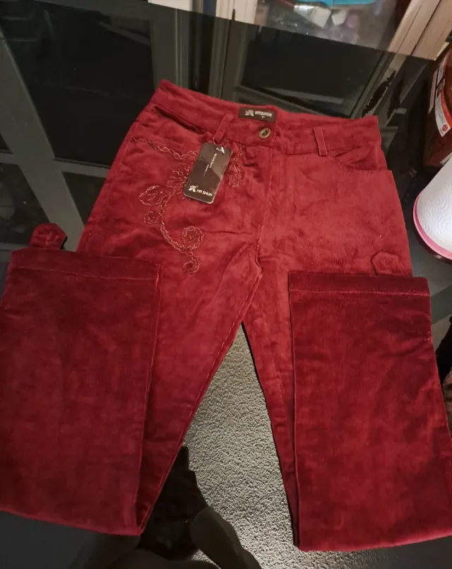 Pantalón de pana rojo burdeos con bordado