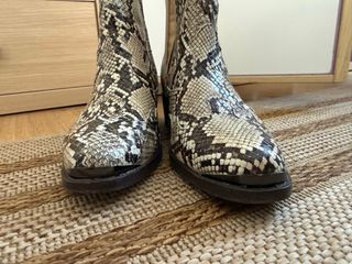 Botín cowboy Carmela estampado serpiente