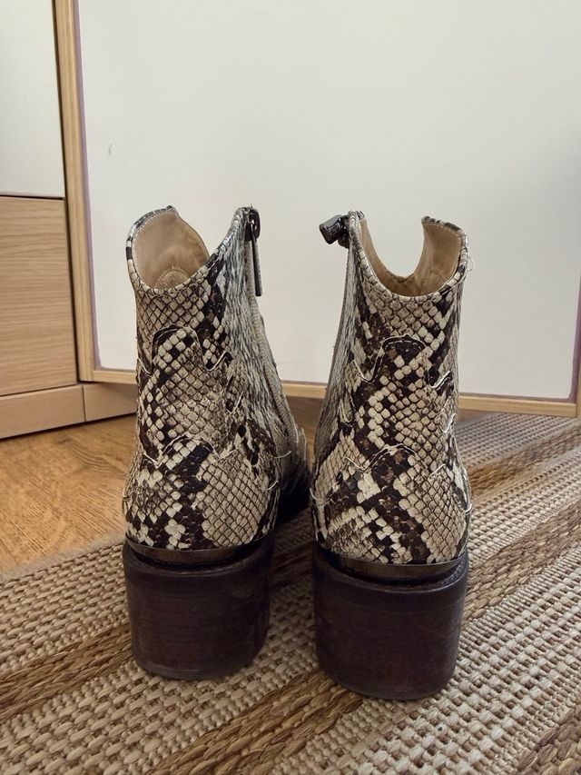 Botín cowboy Carmela estampado serpiente