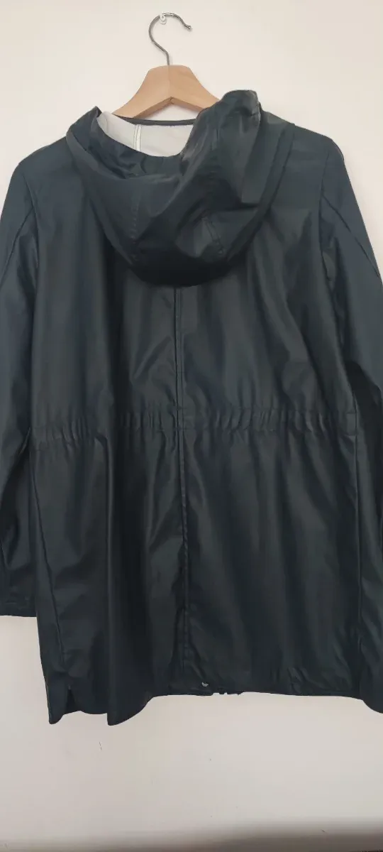 Chubasquero Vero Moda azul marino totalmente nuevo