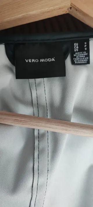 Chubasquero Vero Moda azul marino totalmente nuevo
