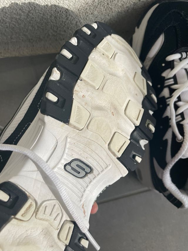 Zapatillas Skechers Negras y Blancas