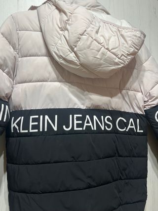 Chaqueta Calvin Klein Jeans acolchada rosa y negra