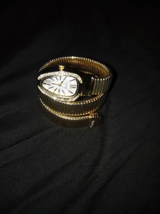 Reloj dorado serpiente con diamantes