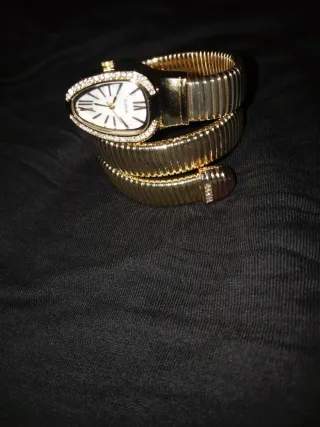 Reloj dorado serpiente con diamantes