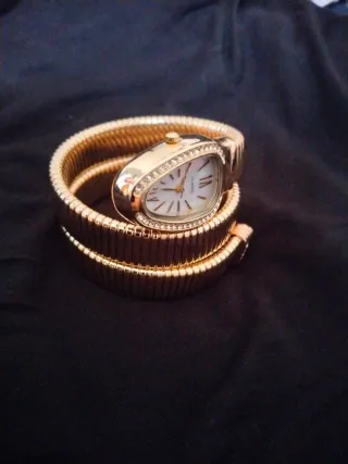 Reloj dorado serpiente con diamantes