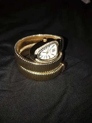 Reloj dorado serpiente con diamantes