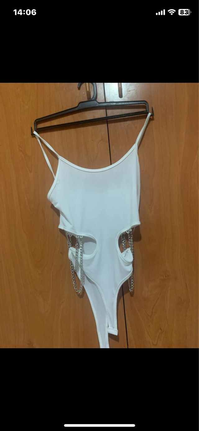 Body blanco con cadenas