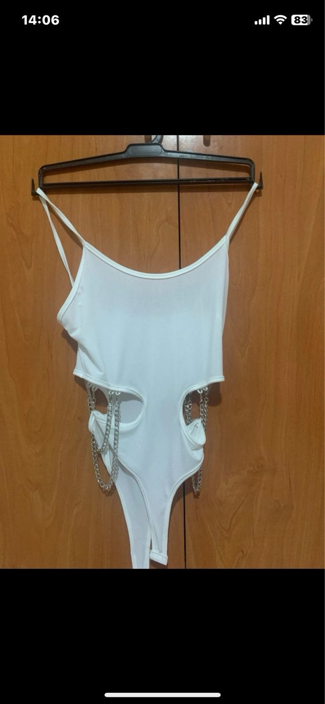 Body blanco con cadenas