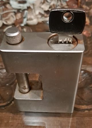 Candado de seguridad metálico