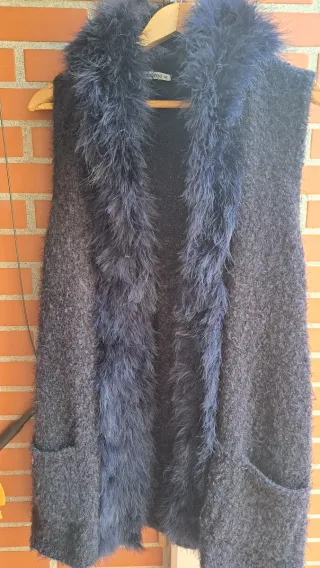 Chaleco largo sin mangas con pelo