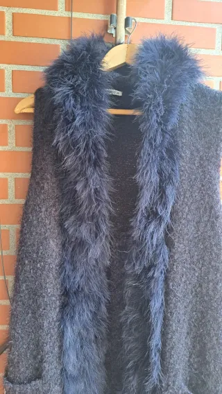 Chaleco largo sin mangas con pelo