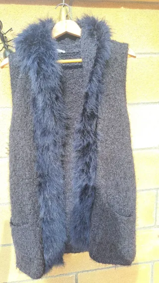 Chaleco largo sin mangas con pelo