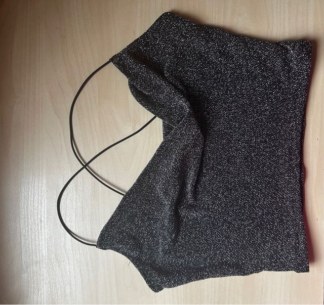 Top brillante plateado y negro