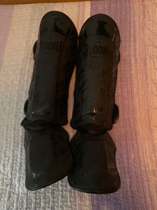 Guantes y espinilleras Buddha + vendas