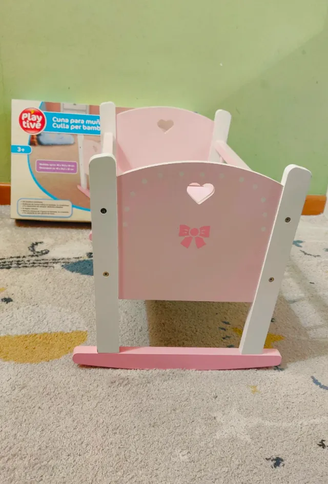 Cuna de madera de juguete