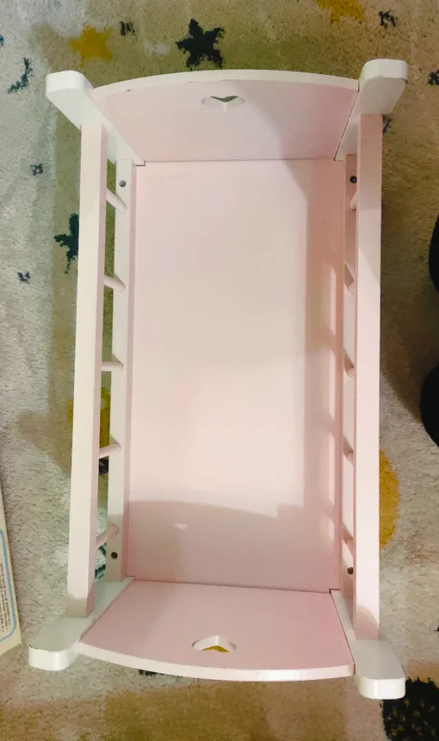 Cuna de madera de juguete