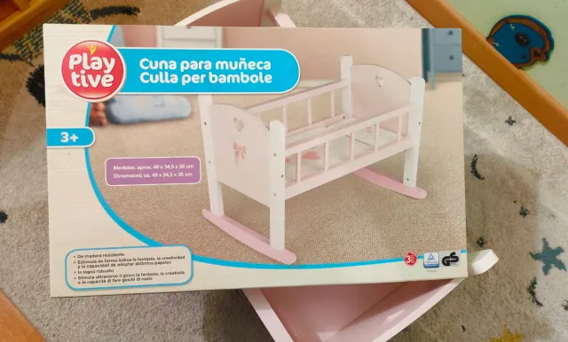 Cuna de madera de juguete